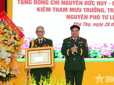 Thiếu tướng Nguyễn Đức Huy nhận danh hiệu Anh hùng Lực lượng vũ trang nhân dân