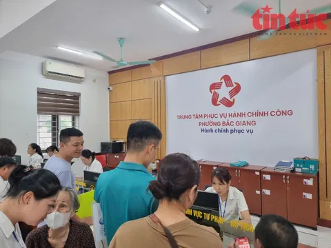 Dịch vụ công trực tuyến còn bất cập: Dân nộp tờ khai bản giấy, cán bộ 'làm hộ' trên hệ thống