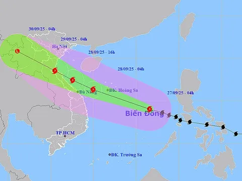 Ngày 27/9, Bão số 10 di chuyển gấp đôi tốc độ trung bình, cường độ mạnh