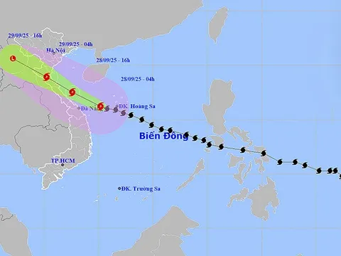 Ngày 28/9, Bão số 10 áp sát đất liền với sức gió giật cấp 16, cảnh báo mưa cực lớn