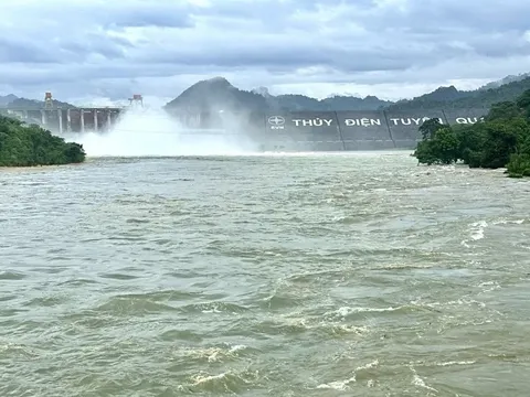 Hai hồ thủy điện lớn trên sông Hồng phải xả đáy khẩn cấp do mưa lũ
