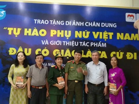 Trao tặng bộ di ảnh chân dung "Tự hào phụ nữ Việt Nam" và giới thiệu tác phẩm "Đâu có giặc là ta cứ đi"