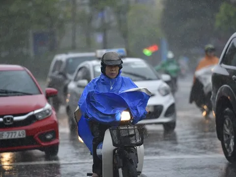 Ngày 16/10, Bắc Bộ và Nam Bộ tiếp tục có mưa dông, cảnh báo lốc, sét và gió giật mạnh