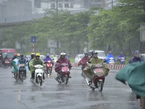 Ngày 27/10, mưa lớn dồn dập, lũ trên các sông miền Trung tiếp tục lên cao