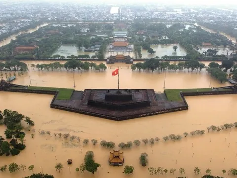 Miền Trung còn mưa lớn phức tạp: Thủ tướng chỉ đạo tiếp tục triển khai đồng bộ giải pháp ứng phó, sớm ổn định đời sống Nhân dân