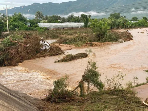 Lâm Đồng: Vỡ hồ chứa nước, cuốn trôi một người và nhiều nhà cửa