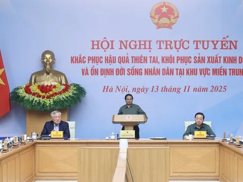 Thủ tướng: Khẩn trương xây dựng lại 1.900 nhà sập đổ, 67.000 nhà tốc mái cho đồng bào miền Trung