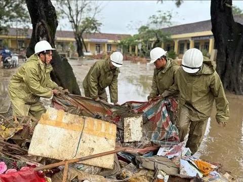 Quân đội tập trung hỗ trợ tái thiết các công trình, ổn định đời sống nhân dân sau mưa lũ