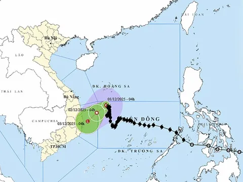Ngày 1/12, Bão số 15 suy yếu dần, cảnh báo sóng lớn và gió mạnh