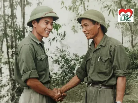 Khoảnh khắc xúc động khi cha và con gặp nhau giữa chiến trường miền Nam