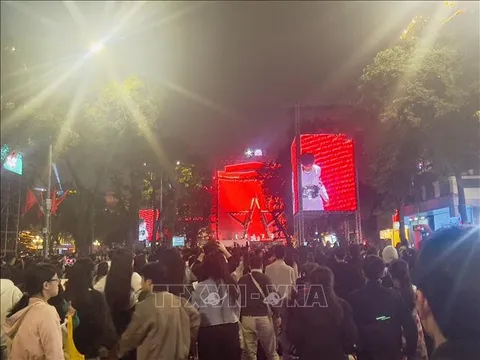 Rộn ràng đón năm mới 2026 tại Hà Nội và TP Hồ Chí Minh