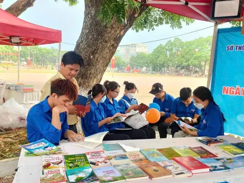 Những trang sách đi ra từ nắng núi