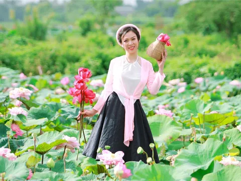 Á hậu Lê Thị Khánh Vân đẹp thuần khiết bên hoa Sen