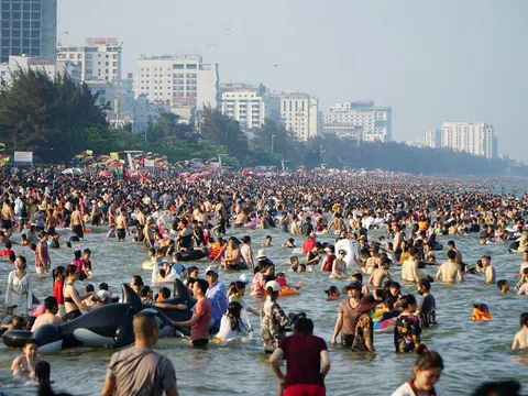 Mở màn mùa hè bằng kỷ lục du khách 30/4 và Lễ hội biển, Sầm Sơn "dẫn sóng" du lịch miền Bắc