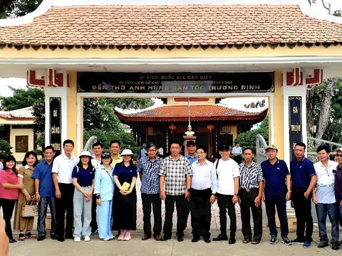 Một chuyến đi thấm đượm nghĩa tình