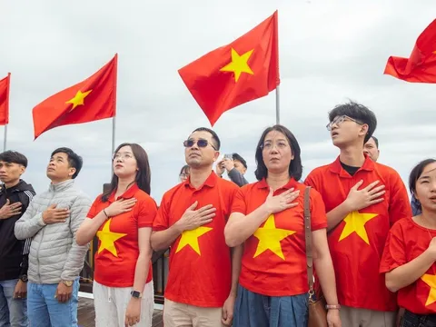 Du khách xúc động tham dự lễ thượng cờ trên đỉnh thiêng Fansipan dịp 2/9