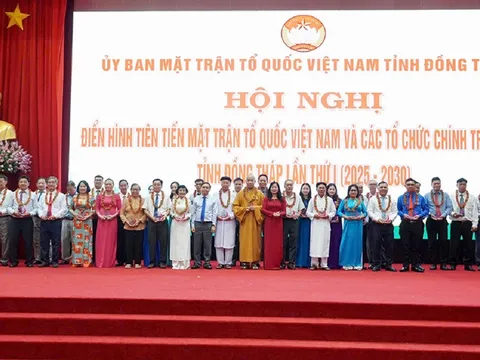 Nhà báo Văn Công Hùng được biểu dương gương điển hình tiên tiến