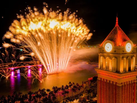 Du khách ngỡ ngàng: Phú Quốc là hòn đảo duy nhất thế giới có hai màn pháo hoa mỗi tối