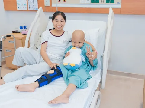 Bệnh nhân 7 tuổi mắc ung thư xương giữ được đôi chân nhờ công nghệ in 3D cá thể hóa