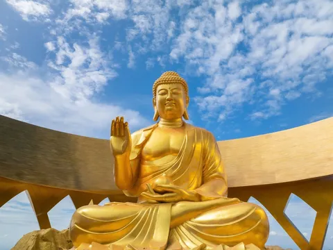 Du khách hào hứng đến núi Bà Đen dịp Tết Dương để chiêm bái tượng Phật Câu Na Hàm Mâu Ni