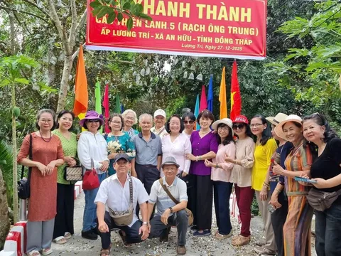 Nhóm từ thiện Thiện Lành hỗ trợ người dân xã An Hữu, tỉnh Đồng Tháp