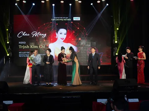 Tiến sĩ - Nhà thiết kế Quỳnh Paris trao giải “Nghệ sĩ có trái tim nhân ái vì cộng đồng 2025”