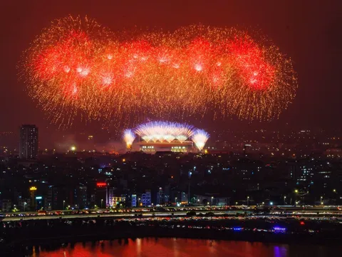 Không cần đợi Giao thừa, "vua pháo hoa" Sun Group khiến Mỹ Đình rực sáng như lễ hội pháo hoa thế giới