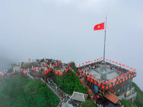 Du khách xúc động với khoảnh khắc thượng cờ trên đỉnh Fansipan trong ngày đầu lễ 30/4