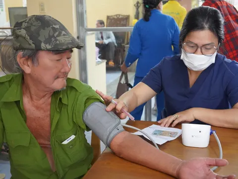 Quỹ Vầng Trăng Khuyết: Tổ chức khám sức khỏe cho người cao tuổi vẫn đang mưu sinh trong chương trình Cõng Ngoại 1 Con Trăng