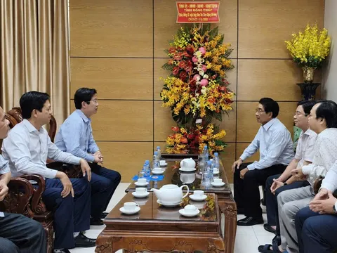 Hội Nhà báo Việt Nam tỉnh Đồng Tháp nhận cờ thi đua xuất sắc