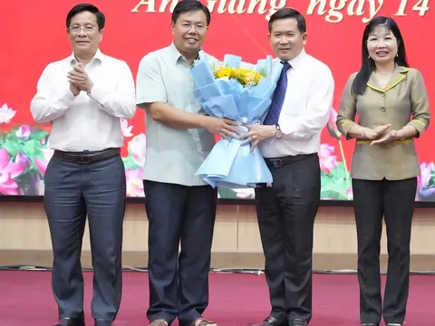 Chúc mừng Trung tướng Đinh Văn Nơi ở cương vị mới