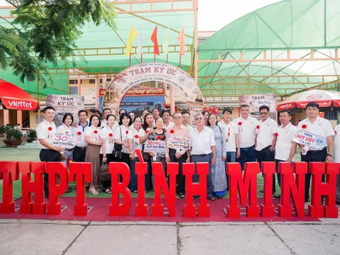 Họp mặt sau 30 năm: Đọng lại những phút giây thiêng liêng…
