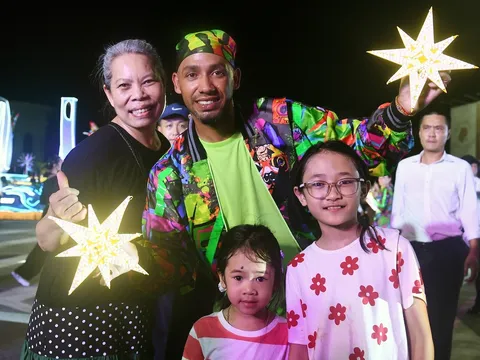 Người dân xứ Nghệ che ô, mặc áo mưa "cháy" hết mình cùng đại tiệc Carnival