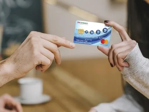 Người mới đi làm nên chọn loại thẻ tín dụng nào?
