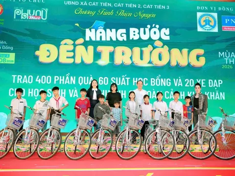 Doanh nhân, ca sĩ Cậu Hy trao xe đạp cho học sinh vùng cao