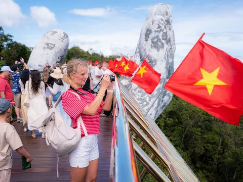 Ba Na Hills rực cờ hoa trong ngày đầu nghỉ lễ Quốc khánh 2/9
