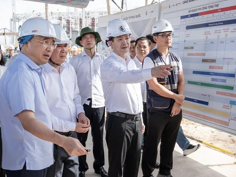 Lãnh đạo tỉnh An Giang thị sát loạt dự án APEC 2027, trao quà, động viên công nhân làm xuyên lễ 2/9