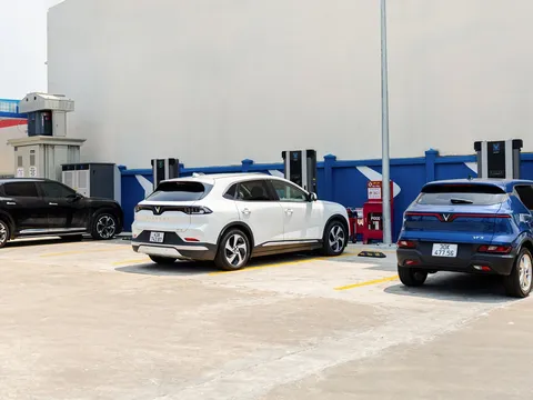 Sạc tiện hơn đổ xăng, tiết kiệm cả chục triệu đồng: Lý do nhiều chủ xe VinFast không muốn quay lại xe xăng