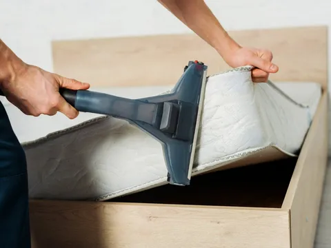 Trẻ làm đổ sữa lên nệm: Cách xử lý vết bẩn nhanh chóng tại nhà