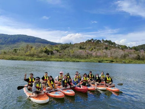 Trải nghiệm tour chèo SUP hồ Tuyền Lâm trong hành trình khám phá Đà Lạt