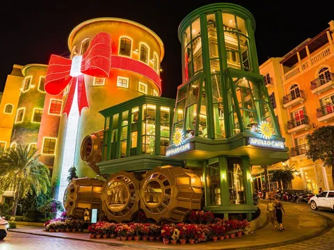 Hẹn Halloween dưới tháp đồng hồ đảo ngược tại Apollo Cafe Phú Quốc
