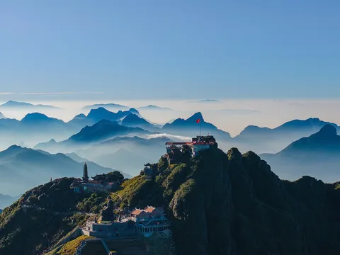 Combo “Đón bình minh trên đỉnh Fansipan”: Săn biển mây 5h sáng, thưởng thức bữa sáng ở độ cao hơn 3.000m