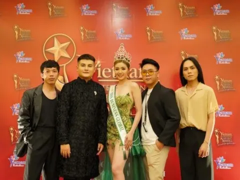 Miss Business Global 2023 Nguyễn Thị Thảo (Diệu Vân) trình diễn áo dài Kim Trọng tại sự kiện Trao giải thưởng Việt Nam – Quốc tế
