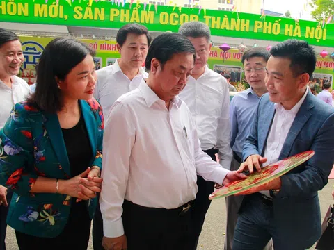 Bộ trưởng Bộ Nông nghiệp và Phát triển Nông thôn Lê Minh Hoan trao đổi về xây dựng thương hiệu cho sản phẩm OCOP