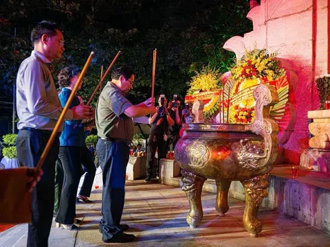 Thủ tướng Phạm Minh Chính thắp nến tri ân các anh hùng liệt sĩ tại Nghĩa trang Trường Sơn
