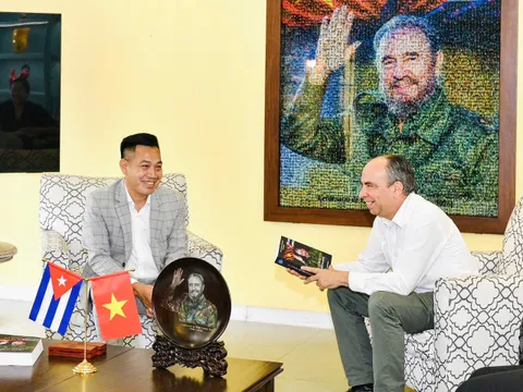 Artwork on Fidel Castro Ruz presented to Cuban Embassy in Vietnam