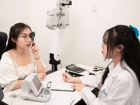 Tròng kính đổi màu tự động: Giải pháp mới cho người cận đi nắng