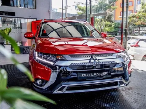 Tin xe 30/8: Mitsubishi Outlander quyết đấu Mazda CX-5 nhờ giá lăn bánh cạnh tranh cuối tháng 8/2025