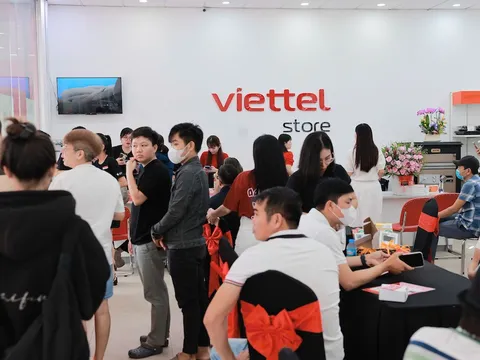 Ban lãnh đạo Viettel Store trực tiếp trao tận tay iPhone mới cho khách hàng