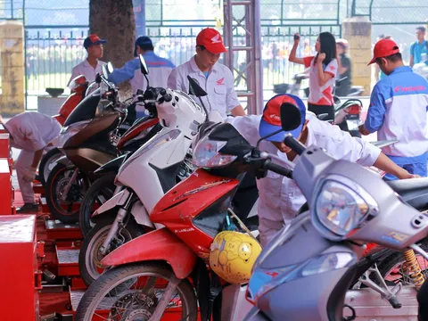 Honda Việt Nam hỗ trợ Khách hàng các tỉnh miền Bắc kiểm tra và thay dầu miễn phí xe hư hại do mưa lũ gây ra!